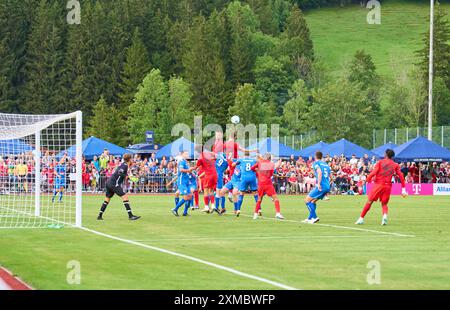 Eric Dier, FCB 15 Josip Stanisic, FCB 44 all'amichevole FC ROTTACH-EGERN - FC BAYERN München 1-14 nel campo di allenamento dello Stadion am Birkenmoos, 1.German Soccer League , a Rottach-Egern, Tegernsee, 24 luglio 2024 stagione 2024/2025, FCB, fotografo: Peter Schatz Foto Stock