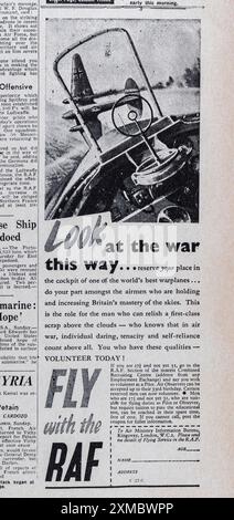 Annuncio di reclutamento 'Fly with the RAF' sulla prima pagina del Daily mail (replica), 23 giugno 1941. Foto Stock