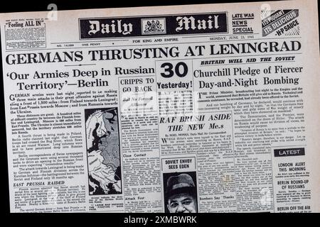 Titolo 'i tedeschi che spingono a Leningrado' in prima pagina del Daily mail (replica), 23 giugno 1941. Foto Stock