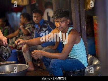 Uomo della tribù Chakma che vende pesce, Chittagong Division, Rangamati Sadar, Bangladesh Foto Stock