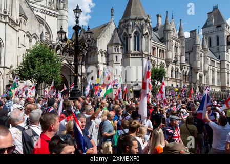 The Strand, Londra, Regno Unito. 27 luglio 2024. I sostenitori di Tommy Robinson si riuniscono nello Strand presso la Royal Courts of Justice per una marcia di protesta verso Trafalgar Square. I temi della protesta includono l'immigrazione, e una protesta avversaria organizzata da Stand Up to Racism si sta dirigendo verso la vicina Whitehall con 1000 agenti di polizia in servizio per scoraggiare gli scontri Foto Stock