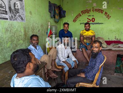 Uomini del Bangladesh in un ufficio al mercato del pesce, divisione Chittagong, Chittagong, Bangladesh Foto Stock