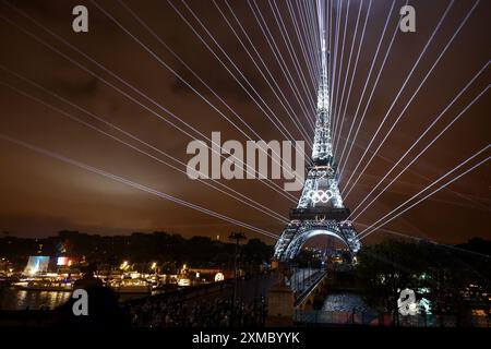 Parigi, Francia. 27 luglio 2024. Julien Mattia/le Pictorium - cerimonia di apertura dei Giochi Olimpici di Parigi 2024 - 27/07/2024 - Francia/Ile-de-France (regione)/Parigi - spettacolo laser sulla Torre Eiffel durante la cerimonia di apertura dei Giochi Olimpici 2024, sulla spianata del Trocadero, a Parigi, 26 luglio 2024. Crediti: LE PICTORIUM/Alamy Live News Foto Stock