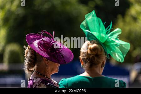 Vista generale degli spettatori che arrivano durante il QIPCO King George Day all'ippodromo di Ascot, Berkshire. Data foto: Sabato 27 luglio 2024. Foto Stock