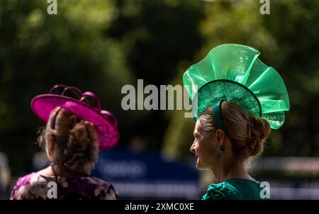 Vista generale degli spettatori che arrivano durante il QIPCO King George Day all'ippodromo di Ascot, Berkshire. Data foto: Sabato 27 luglio 2024. Foto Stock