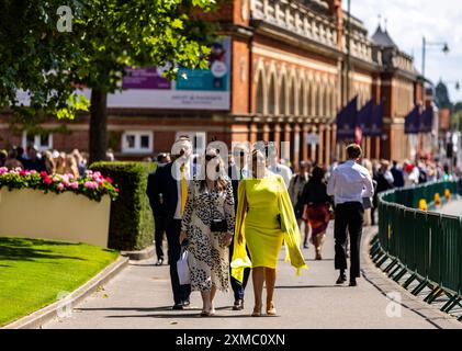 Vista generale degli spettatori che arrivano durante il QIPCO King George Day all'ippodromo di Ascot, Berkshire. Data foto: Sabato 27 luglio 2024. Foto Stock