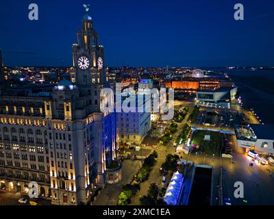 Vista aerea degli edifici sul lungomare di Liverpool al crepuscolo. Foto Stock