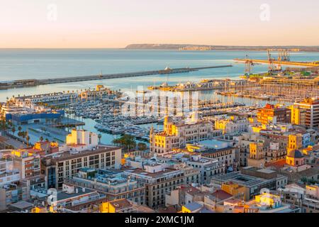 Vista panoramica aerea del centro di Alicante. Alicante è una città della regione di Valencia, Spagna. Foto Stock