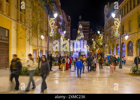 Alicante, Spagna - 4 dicembre 2023: Bellissime decorazioni natalizie di notte nella città di Alicante con albero di natale Foto Stock