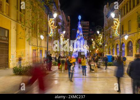 Alicante, Spagna - 4 dicembre 2023: Bellissime decorazioni natalizie di notte nella città di Alicante con albero di natale Foto Stock