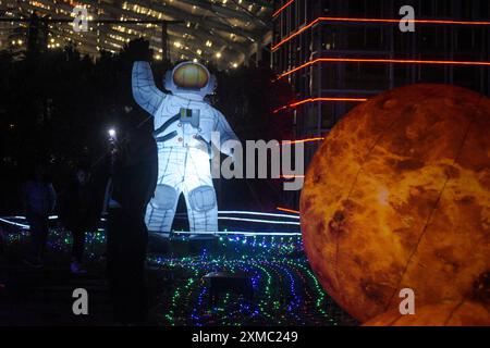 Bandung, Indonesia. 26 luglio 2024. Le persone visitano il parco giochi della galassia al Paris Van Java Resort Lifestyle Place (PVJ), Bandung, Giava occidentale. Il nuovo parco giochi con il tema Galactic Glow offre una sensazione come essere nello spazio. (Foto di Dimas Rachmatsyah/Pacific Press) credito: Pacific Press Media Production Corp./Alamy Live News Foto Stock