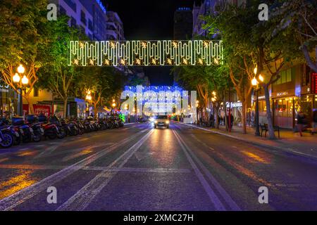 Alicante, Spagna - 4 dicembre 2023: Bellissime decorazioni natalizie di notte nella città di Alicante Foto Stock