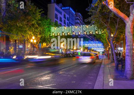 Alicante, Spagna - 4 dicembre 2023: Bellissime decorazioni natalizie di notte nella città di Alicante Foto Stock