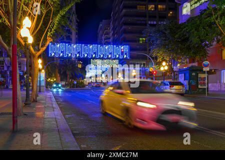 Alicante, Spagna - 4 dicembre 2023: Bellissime decorazioni natalizie di notte nella città di Alicante Foto Stock