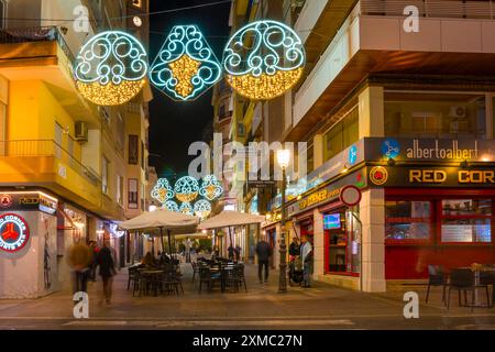 Alicante, Spagna - 4 dicembre 2023: Bellissime decorazioni natalizie di notte nella città di Alicante Foto Stock