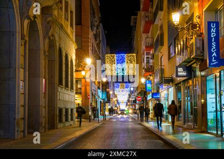 Alicante, Spagna - 4 dicembre 2023: Bellissime decorazioni natalizie di notte nella città di Alicante Foto Stock