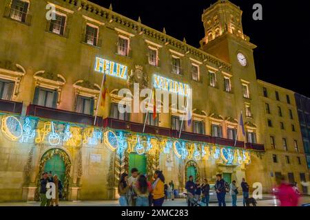 Alicante, Spagna - 4 dicembre 2023: Bellissime decorazioni natalizie di notte nella città di Alicante Foto Stock