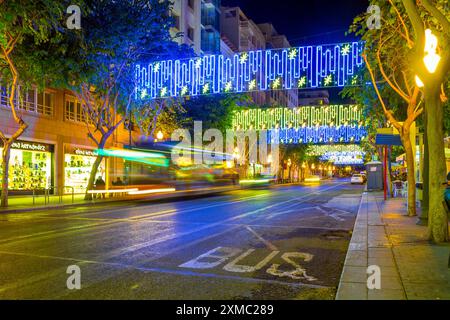 Alicante, Spagna - 4 dicembre 2023: Bellissime decorazioni natalizie di notte nella città di Alicante Foto Stock