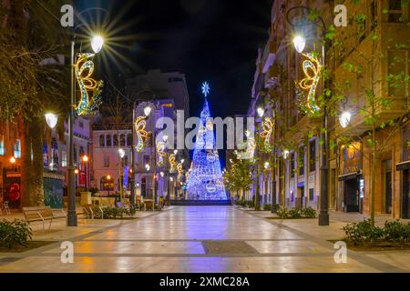 Alicante, Spagna - 4 dicembre 2023: Bellissime decorazioni natalizie di notte nella città di Alicante con albero di natale Foto Stock