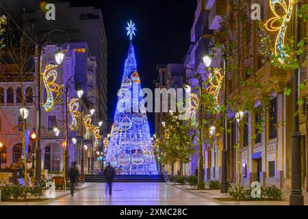 Alicante, Spagna - 4 dicembre 2023: Bellissime decorazioni natalizie di notte nella città di Alicante con albero di natale Foto Stock