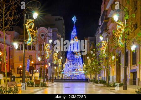 Alicante, Spagna - 4 dicembre 2023: Bellissime decorazioni natalizie di notte nella città di Alicante con albero di natale Foto Stock