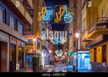 Alicante, Spagna - 4 dicembre 2023: Bellissime decorazioni natalizie di notte nella città di Alicante Foto Stock