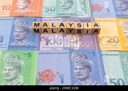 Malesia valuta di malese ringgit banconote background. Carta moneta di uno, cinque, dieci, venti, cinquanta e cento note ringgit. Concetto finanziario Foto Stock