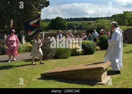 Nether Stowey Female Friendly Society; The Womens Walk on Club Day Walk to the grave at St Marys Church del loro fondatore, l'uomo d'affari locale Tom Poole. Segue un servizio condotto dal reverendo Craig Marshall. Nether Stowey, Somerset, Inghilterra 21 giugno 2014. HOMER SYKES DEGLI ANNI '2010 DEL REGNO UNITO Foto Stock