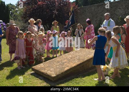 Nether Stowey Female Friendly Society; The Womens Walk il giorno del Club. Camminano fino alla tomba nella chiesa di St. Marys del loro fondatore, l'uomo d'affari locale Tom Poole. Segue un servizio condotto dal reverendo Craig Marshall. Nether Stowey, Somerset, Inghilterra 21 giugno 2014. HOMER SYKES DEGLI ANNI '2010 DEL REGNO UNITO Foto Stock