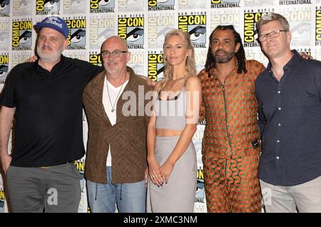 Mike OMalley, Christoph Schrewe, Mickey Sumner, Daveed Diggs und Paul Zbyszewski Beim Photocall zur 4. Und letzten Staffel der TV-serie Snowpiercer auf der San Diego Comic-con International 2024 im Hilton Bayfront Hotel. San Diego, 26.07.2024 *** Mike OMalley, Christoph Schrewe, Mickey Sumner, Daveed Diggs e Paul Zbyszewski alla photocall per la quarta e ultima stagione della serie TV Snowpiercer al San Diego Comic con International 2024 all'Hilton Bayfront Hotel San Diego, 26 07 2024 foto:XC.xVanxWagonerx/xFuturexImagex snowpiercer 4713 Foto Stock