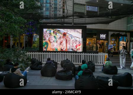 Giochi Olimpici 2024, i tifosi in Australia guardano la partita di calcio femminile tra Germania e Australia che ha portato nel 3-0 a Germania, Australia Foto Stock