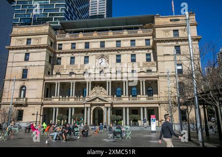 Dogana House, edificio storico in Alfred Street a Circular Quay Sydney con gente che gusta un drink all'esterno, Sydney, Australia Foto Stock