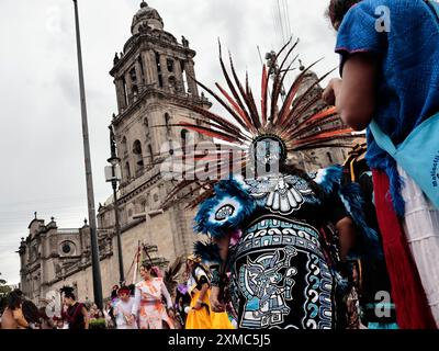 Città del Messico, Messico. 26 luglio 2024. Gruppi di ballerini pre-ispanici con costumi piumati e abiti antichi si sono riuniti accanto alla Cattedrale metropolitana di CDMX per eseguire atti e danze cerimoniali come facevano nell'antica Tenochtitlan; con tamburi, battiti e grida, ricreano ritmi e balli che erano consueti prima della conquista degli spagnoli il 26 luglio 2024 a città del Messico, in Messico. (Foto di Josue Perez/Sipa USA) credito: SIPA USA/Alamy Live News Foto Stock