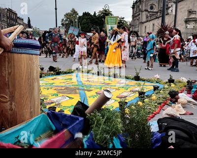 Città del Messico, Messico. 26 luglio 2024. Gruppi di ballerini pre-ispanici con costumi piumati e abiti antichi si sono riuniti accanto alla Cattedrale metropolitana di CDMX per eseguire atti e danze cerimoniali come facevano nell'antica Tenochtitlan; con tamburi, battiti e grida, ricreano ritmi e balli che erano consueti prima della conquista degli spagnoli il 26 luglio 2024 a città del Messico, in Messico. (Foto di Josue Perez/Sipa USA) credito: SIPA USA/Alamy Live News Foto Stock