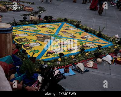 Città del Messico, Messico. 26 luglio 2024. Gruppi di ballerini pre-ispanici con costumi piumati e abiti antichi si sono riuniti accanto alla Cattedrale metropolitana di CDMX per eseguire atti e danze cerimoniali come facevano nell'antica Tenochtitlan; con tamburi, battiti e grida, ricreano ritmi e balli che erano consueti prima della conquista degli spagnoli il 26 luglio 2024 a città del Messico, in Messico. (Foto di Josue Perez/Sipa USA) credito: SIPA USA/Alamy Live News Foto Stock