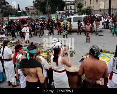 Città del Messico, Messico. 26 luglio 2024. Gruppi di ballerini pre-ispanici con costumi piumati e abiti antichi si sono riuniti accanto alla Cattedrale metropolitana di CDMX per eseguire atti e danze cerimoniali come facevano nell'antica Tenochtitlan; con tamburi, battiti e grida, ricreano ritmi e balli che erano consueti prima della conquista degli spagnoli il 26 luglio 2024 a città del Messico, in Messico. (Foto di Josue Perez/Sipa USA) credito: SIPA USA/Alamy Live News Foto Stock