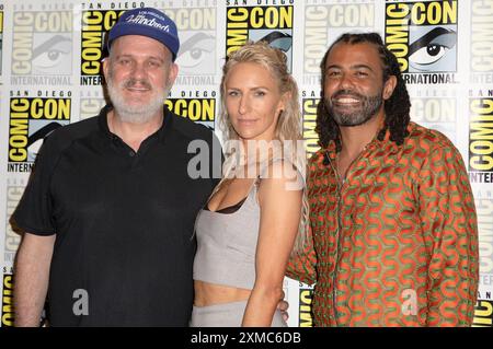 Mike o'Malley, Mickey Sumner und Daveed Diggs beim Photocall zur 4. Und letzten Staffel der TV-serie 'Snowpiercer' auf der San Diego Comic-con International 2024 im Hilton Bayfront Hotel. San Diego, 26.07.2024 anni Foto Stock