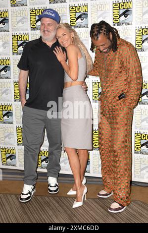 Mike o'Malley, Mickey Sumner und Daveed Diggs beim Photocall zur 4. Und letzten Staffel der TV-serie 'Snowpiercer' auf der San Diego Comic-con International 2024 im Hilton Bayfront Hotel. San Diego, 26.07.2024 anni Foto Stock