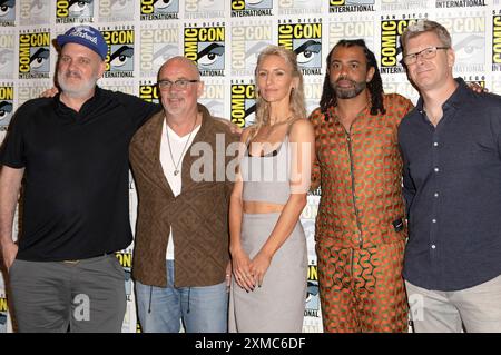 Mike o'Malley, Christoph Schrewe, Mickey Sumner, Daveed Diggs und Paul Zbyszewski Beim Photocall zur 4. Und letzten Staffel der TV-serie 'Snowpiercer' auf der San Diego Comic-con International 2024 im Hilton Bayfront Hotel. San Diego, 26.07.2024 anni Foto Stock