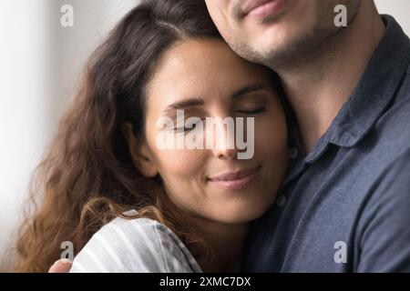 La donna abbraccia il marito goditi un momento di amore, calore e accarezzazione Foto Stock