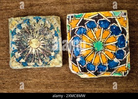 Ceramiche, la Marsa, Tunisia. Piastrelle medievali. Cuerda Seca Technique, diciassettesima. e diciannovesimo. Secoli. Foto Stock