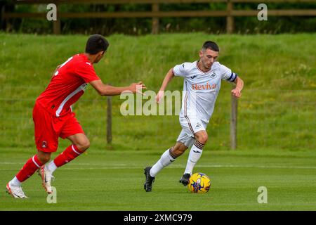 Swansea, Galles. 27 luglio 2024. Josh Pescatore di Swansea City va all'attacco durante l'amichevole Under 18 tra Swansea City e Leyton Orient al Fairwood Training Ground di Swansea, Galles, Regno Unito, il 27 luglio 2024. Crediti: Duncan Thomas/Majestic Media/Alamy Live News. Foto Stock