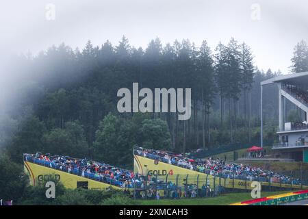 27 luglio, Spa, Belgio. Illustrazione tribune pioggia, pluie, durante il Gran Premio del Belgio di Formula 1 Rolex 2024, 14° round del Campionato del mondo di Formula 1 2024 dal 26 al 28 luglio 2024 sul circuito di Spa-Francorchamps, a Stavelot, Belgio crediti: Independent Photo Agency/Alamy Live News Foto Stock