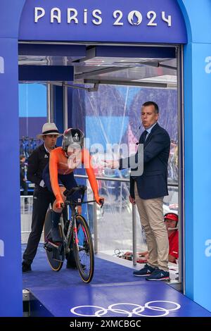 Parigi, Francia. 27 luglio 2024. PARIGI, FRANCIA - LUGLIO 27: Gareggia nella prova individuale a tempo femminile durante il primo giorno del ciclismo - strada - Giochi Olimpici Parigi 2024 a Pont Alexandre III il 27 luglio 2024 a Parigi, Francia. (Foto di Andre Weening/Orange Pictures) credito: Orange Pics BV/Alamy Live News Foto Stock