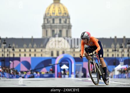 Parigi, Francia. 27 luglio 2024. L'olandese Ellen Van Dijk è stata fotografata in azione durante la prova a cronometro femminile ai Giochi Olimpici di Parigi 2024, sabato 27 luglio 2024 a Parigi, Francia . I Giochi della XXXIII Olimpiade si svolgono a Parigi dal 26 luglio all'11 agosto. La delegazione belga conta 165 atleti in 21 sport. BELGA PHOTO BENOIT DOPPAGNE credito: Belga News Agency/Alamy Live News Foto Stock