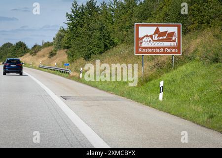 Deutschland 20. Giu 2024: Im Bild: Eine Tourist ische Unterrichtungstafel, Wegweiser für Sehenswürdigkeiten an der Autobahn A20. Klosterstadt Rehna *** Germania 20 giugno 2024 nella foto Un ufficio informazioni turistiche, cartello per i luoghi di interesse sulla A20 monastero città di Rehna Copyright: XFotostandx/xGelhotx Foto Stock