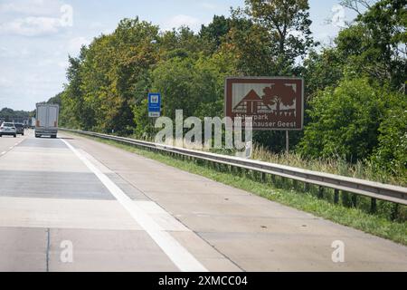 Deutschland 20. Giu 2024: Im Bild: Eine Tourist ische Unterrichtungstafel, Wegweiser für Sehenswürdigkeiten an der Autobahn A1. Naturpark Wildeshauser Geest *** Germania 20 giugno 2024 nella foto Un ente di informazione turistica, cartello per i luoghi di interesse sull'autostrada A1 Wildeshauser Geest Nature Park Copyright: XFotostandx/xGelhotx Foto Stock