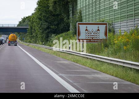 Deutschland 20. Giu 2024: Im Bild: Eine Tourist ische Unterrichtungstafel, Wegweiser für Sehenswürdigkeiten an der Autobahn A1. Schloss Ahrensburg *** Germania 20 giugno 2024 nella foto Un ufficio informazioni turistiche, cartello per i luoghi di interesse sull'autostrada A1 Castello di Ahrensburg Copyright: XFotostandx/xGelhotx Foto Stock