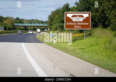 Deutschland 20. Giu 2024: Im Bild: Eine Tourist ische Unterrichtungstafel, Wegweiser für Sehenswürdigkeiten an der Autobahn A20. Schloss Bothmer Klütz *** Germania 20 giugno 2024 nella foto Un ufficio informazioni turistiche, cartello per i luoghi di interesse sull'autostrada A20 Castello di Bothmer Klütz Copyright: XFotostandx/xGelhotx Foto Stock