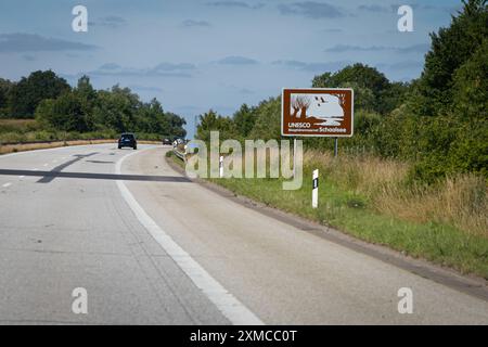 Deutschland 20. Giu 2024: Im Bild: Eine Tourist ische Unterrichtungstafel, Wegweiser für Sehenswürdigkeiten an der Autobahn A20. UNSECO, Biosphärenreservat Schaalsee *** Germania 20 giugno 2024 nella foto Un ufficio informazioni turistiche, cartello per i luoghi di interesse sull'autostrada A20 UNSECO, riserva della biosfera di Schaalsee Copyright: XFotostandx/xGelhotx Foto Stock